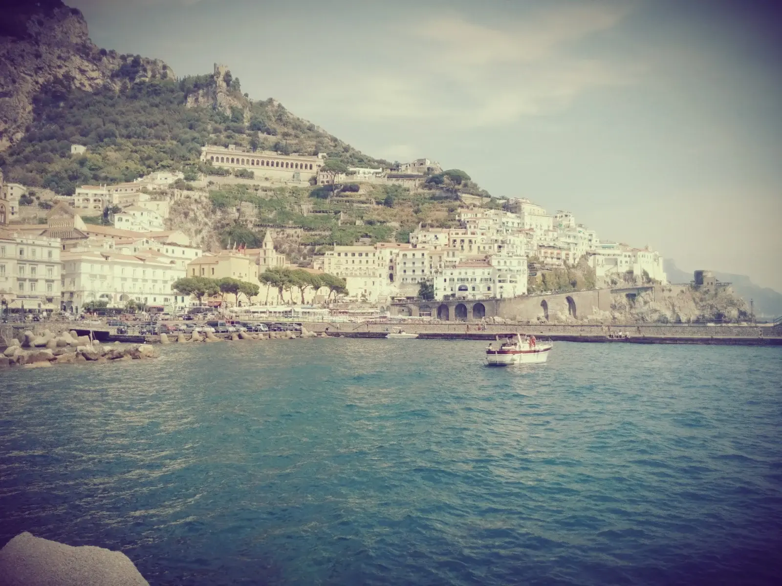 Hamnen i Amalfi med färjetrafik