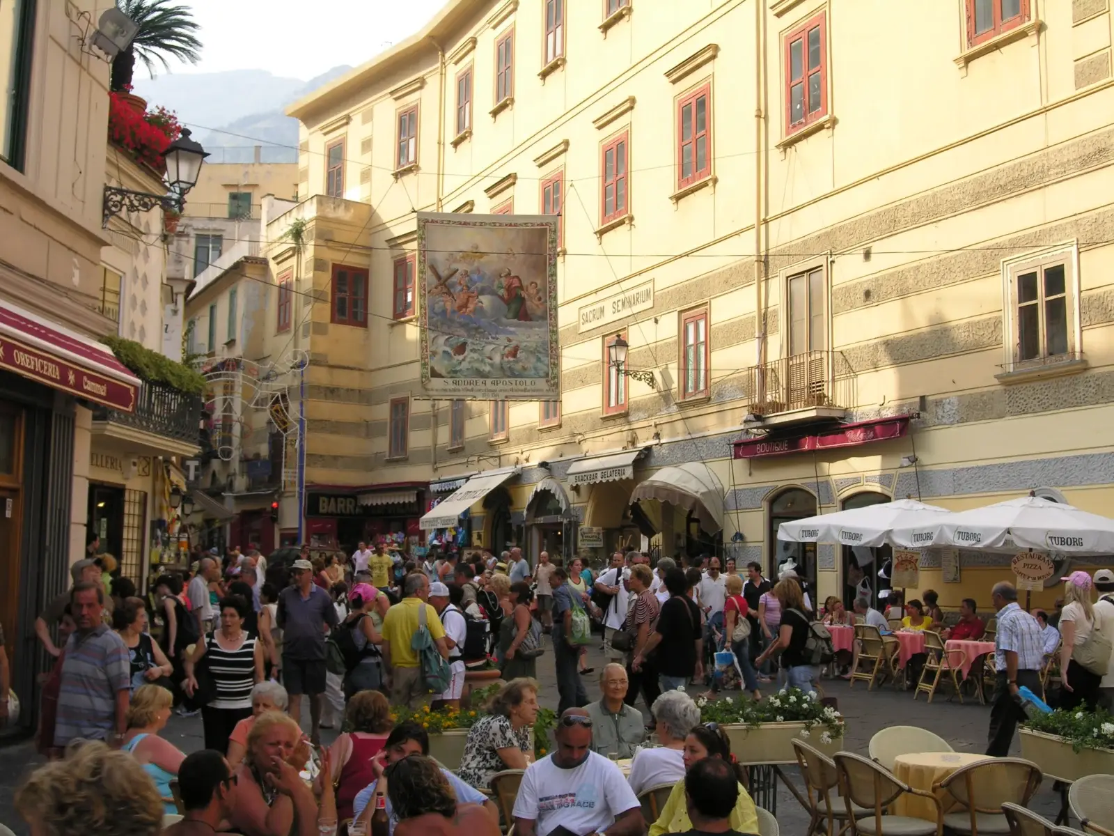 Piazza och uteserveringar i Amalfi